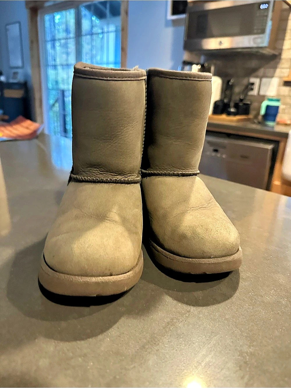UGG Classic Short Leather Boots Gray KIDS US size 1